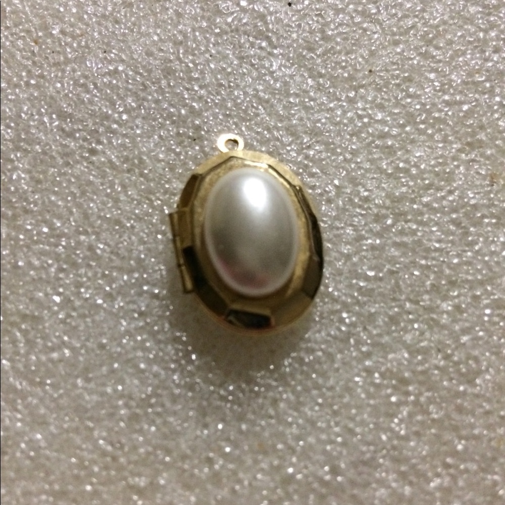 Vintage locket flux pearl pendent